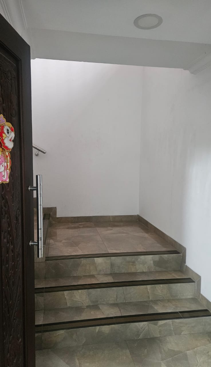 Dijual Rumah PIK, Semi Furnish, Luas 10x30 Meter, Kode :20916 Si Gallery
