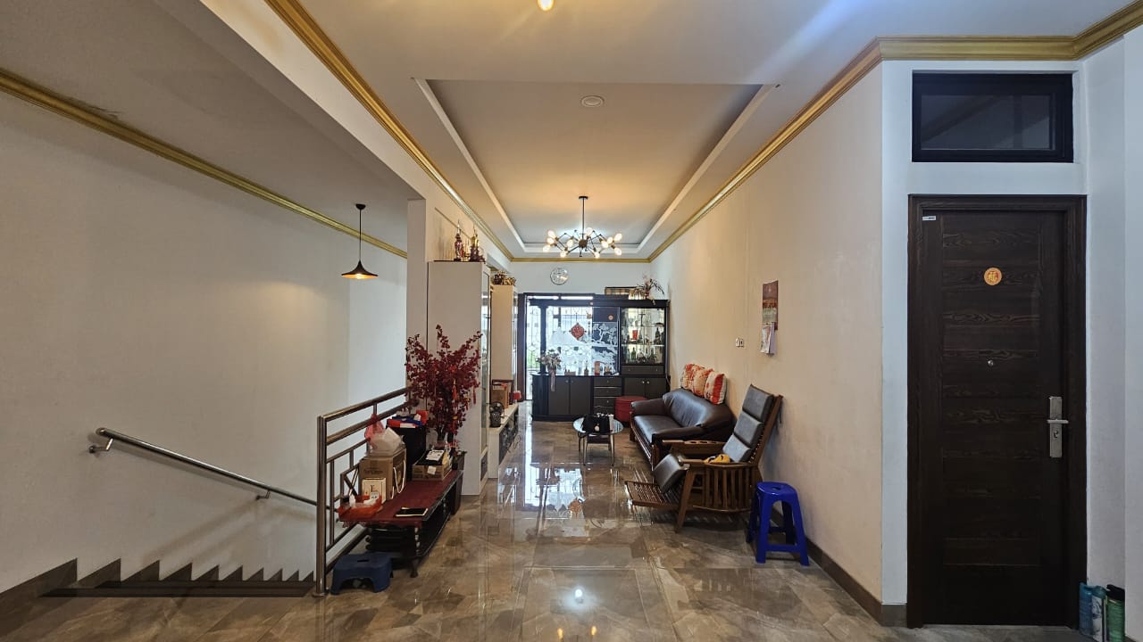 Dijual Rumah PIK, Semi Furnish, Luas 10x30 Meter, Kode :20916 Si Gallery