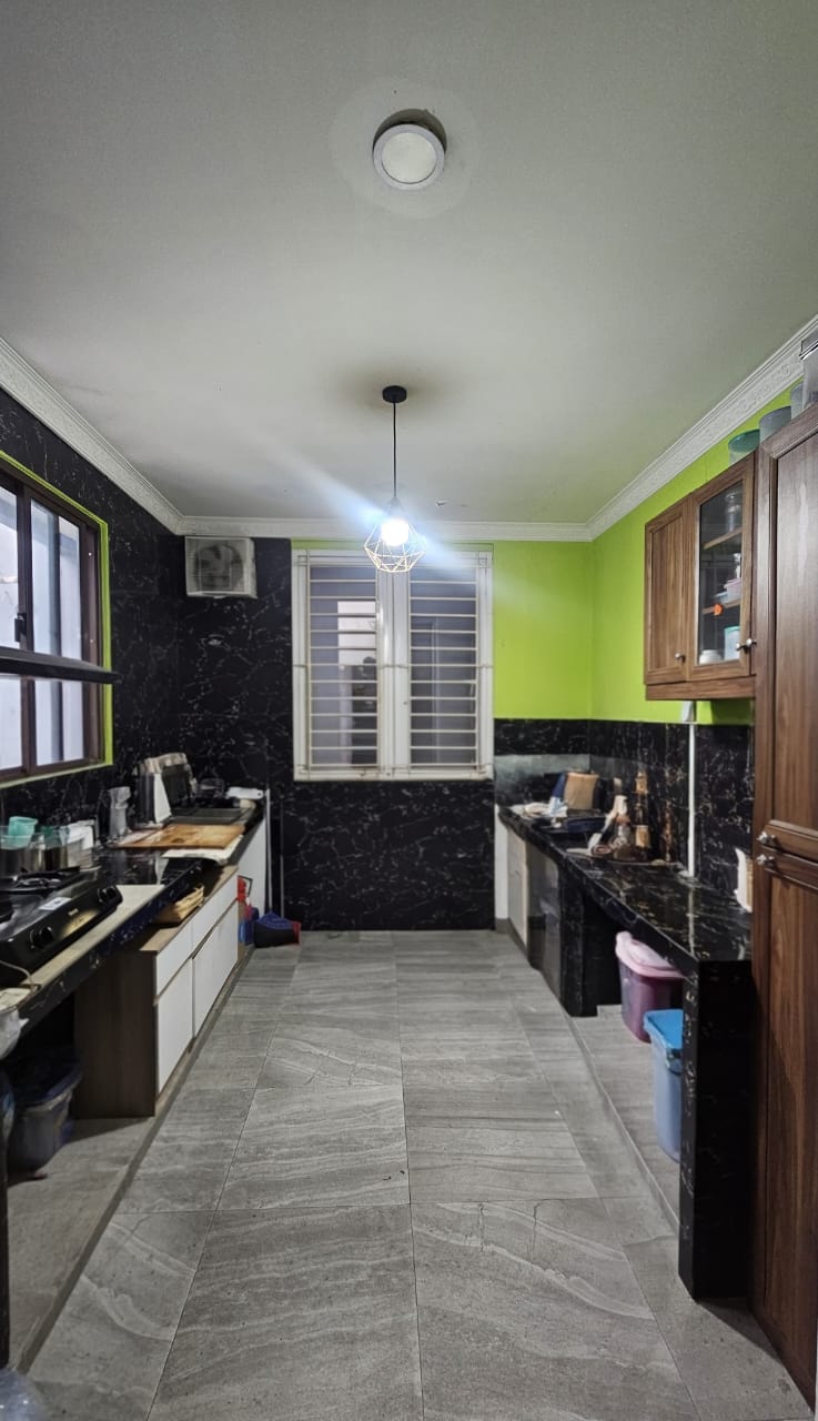 Dijual Rumah PIK, Semi Furnish, Luas 10x30 Meter, Kode :20916 Si Gallery