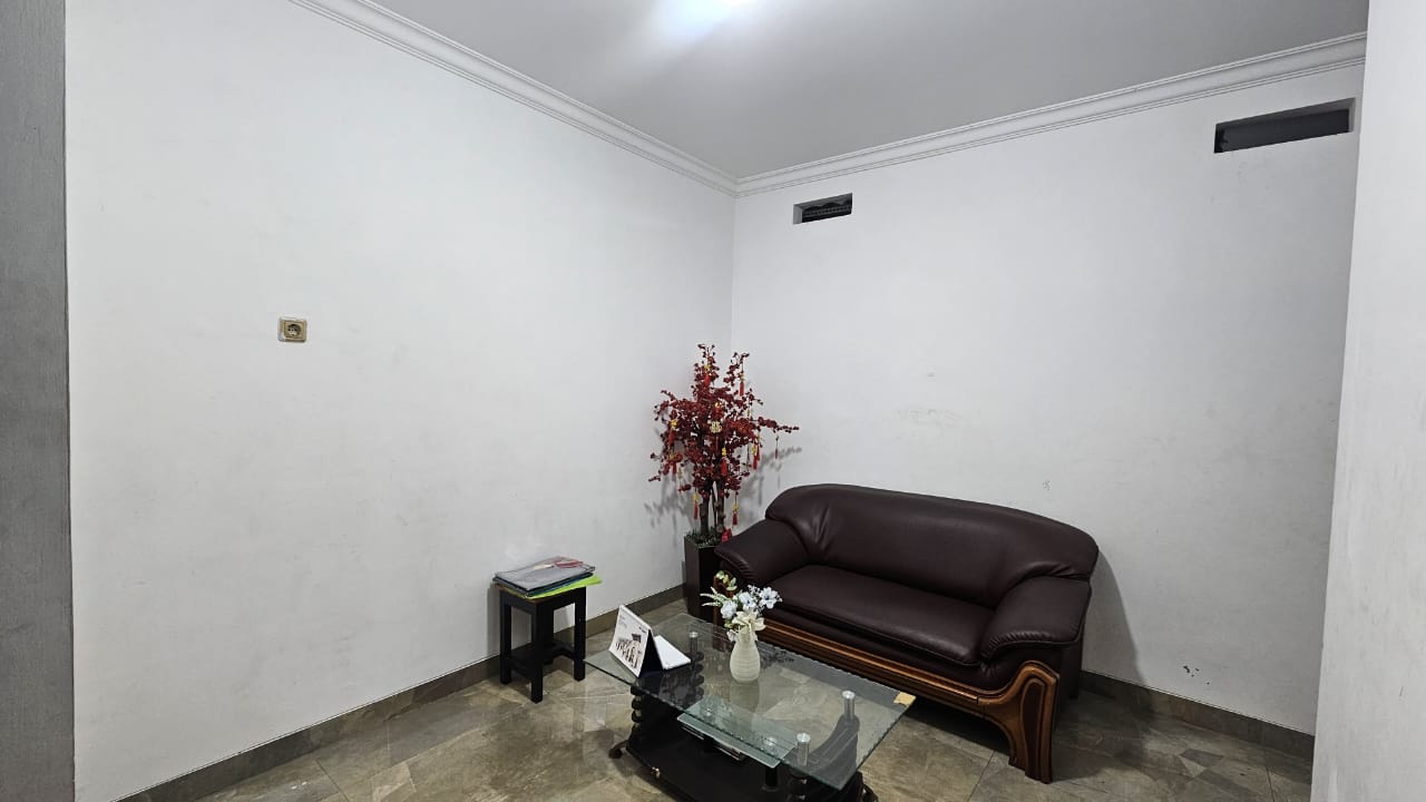 Dijual Rumah PIK, Semi Furnish, Luas 10x30 Meter, Kode :20916 Si Gallery