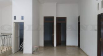 Kode : 15909 (Jf/Dj), Rumah Disewa Rawamangun, Luas 175.5 meter (9×19.5 m2), Jakarta Timur