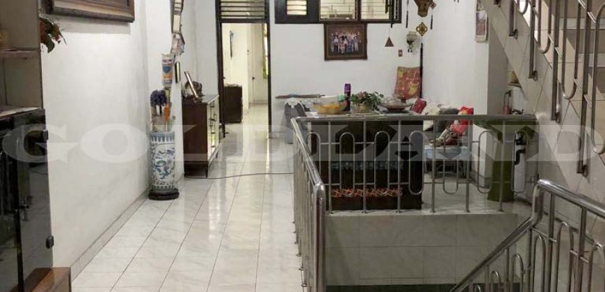 Kode : 17888 (Ta), Dijual rumah pinangsia, Luas 135 meter (4.5×30 m2), jakarta barat