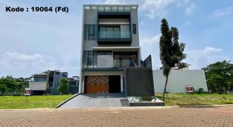 kode : 19064 (Fd) luas 200 m2 (10×20) LB 450 m2 bangunan 3 lantai k idur 5+1 k mandi 3+1 SHM hadap barat brand new semi furnish ada gudang kitchen set listrik PAM garasi/carport 2 lantai + basement harga RP. 16 M