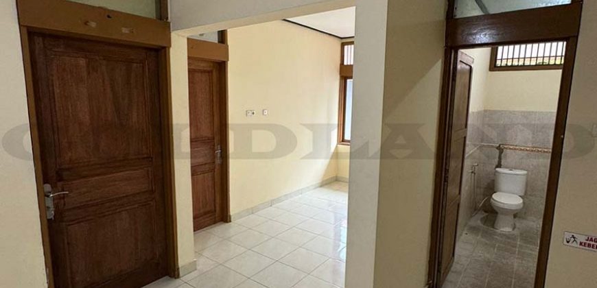 kode : 19464 (Ha) luas 150 m2 (10×15 m2) LB 280 m2 bangunan 2 lantai k tidur 5+1 k mandi 5 SHM jalan lebar 2 mobil harga Rp. 2.5 Mq