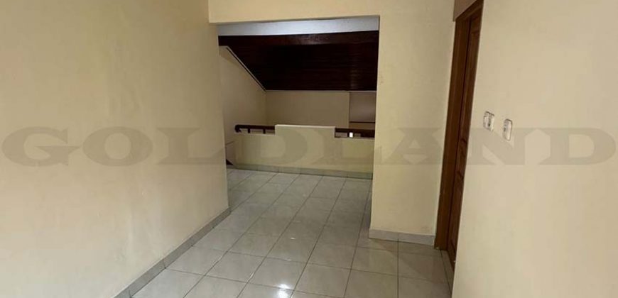 kode : 19464 (Ha) luas 150 m2 (10×15 m2) LB 280 m2 bangunan 2 lantai k tidur 5+1 k mandi 5 SHM jalan lebar 2 mobil harga Rp. 2.5 Mq