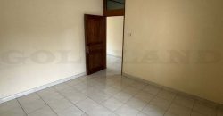 kode : 19464 (Ha) luas 150 m2 (10×15 m2) LB 280 m2 bangunan 2 lantai k tidur 5+1 k mandi 5 SHM jalan lebar 2 mobil harga Rp. 2.5 Mq