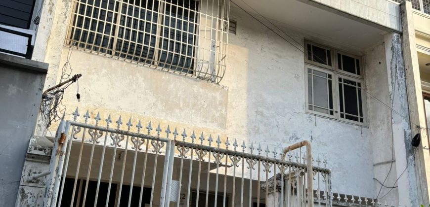 kode : 20565 (Br) luas 235 m2 bangunan 1 lantai SHM hadap barat-selatan rumah tua HOOK harga Rp. 23 juta/m2 atau Rp.5.405 M
