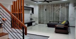 kode : 16053 (Ak) luas 98 m2 (7×14 m2) LB 126 m2 bangunan2 1/2 latnai k tidur 4+1 k mandi 3+1 SHM hadap utara listrik 5500 watt Unfurnish PAM jalan l2bar 2 mobil harga RP. 2.9 M