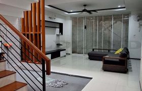 kode : 16053 (Ak) luas 98 m2 (7×14 m2) LB 126 m2 bangunan2 1/2 latnai k tidur 4+1 k mandi 3+1 SHM hadap utara listrik 5500 watt Unfurnish PAM jalan l2bar 2 mobil harga RP. 2.9 M