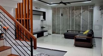 kode : 16053 (Ak) luas 98 m2 (7×14 m2) LB 126 m2 bangunan2 1/2 latnai k tidur 4+1 k mandi 3+1 SHM hadap utara listrik 5500 watt Unfurnish PAM jalan l2bar 2 mobil harga RP. 2.9 M