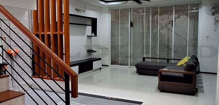 kode : 16053 (Ak) luas 98 m2 (7×14 m2) LB 126 m2 bangunan2 1/2 latnai k tidur 4+1 k mandi 3+1 SHM hadap utara listrik 5500 watt Unfurnish PAM jalan l2bar 2 mobil harga RP. 2.9 M