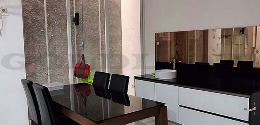 kode : 16053 (Ak) luas 98 m2 (7×14 m2) LB 126 m2 bangunan2 1/2 latnai k tidur 4+1 k mandi 3+1 SHM hadap utara listrik 5500 watt Unfurnish PAM jalan l2bar 2 mobil harga RP. 2.9 M