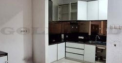 kode : 16053 (Ak) luas 98 m2 (7×14 m2) LB 126 m2 bangunan2 1/2 latnai k tidur 4+1 k mandi 3+1 SHM hadap utara listrik 5500 watt Unfurnish PAM jalan l2bar 2 mobil harga RP. 2.9 M