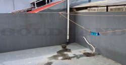 kode : 16053 (Ak) luas 98 m2 (7×14 m2) LB 126 m2 bangunan2 1/2 latnai k tidur 4+1 k mandi 3+1 SHM hadap utara listrik 5500 watt Unfurnish PAM jalan l2bar 2 mobil harga RP. 2.9 M