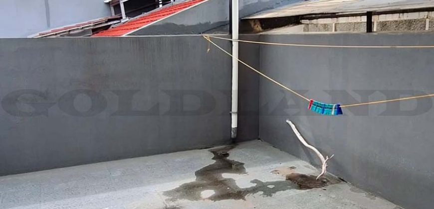 kode : 16053 (Ak) luas 98 m2 (7×14 m2) LB 126 m2 bangunan2 1/2 latnai k tidur 4+1 k mandi 3+1 SHM hadap utara listrik 5500 watt Unfurnish PAM jalan l2bar 2 mobil harga RP. 2.9 M