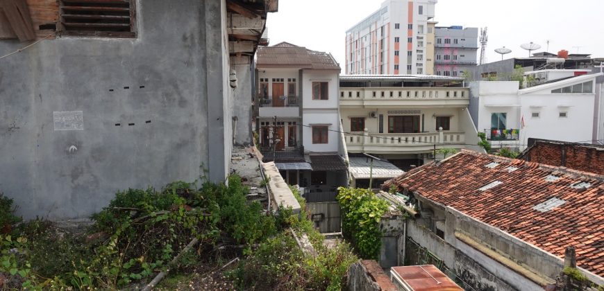 Rumah Tua Dijual Pasar Baru, Luas 8×30 Meter, Kode :21257 Si