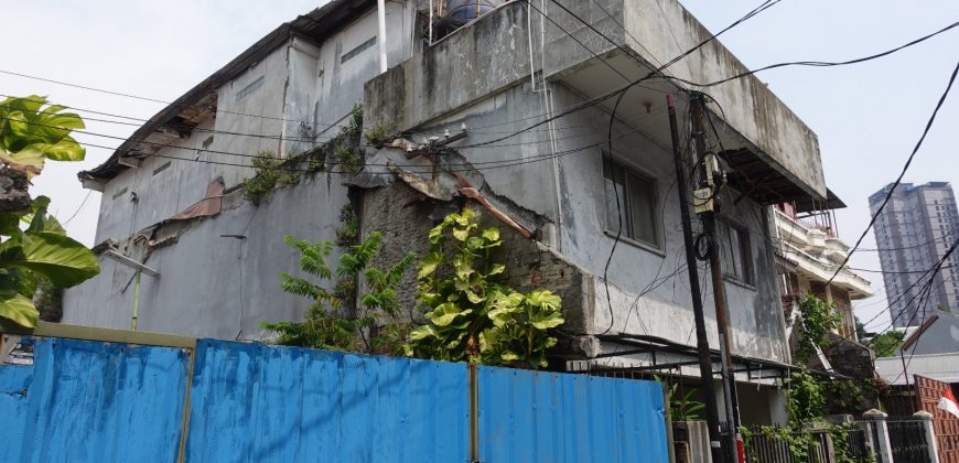 Rumah Tua Dijual Pasar Baru, Luas 8×30 Meter, Kode :21257 Si